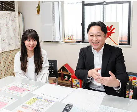 相談中のスタッフ