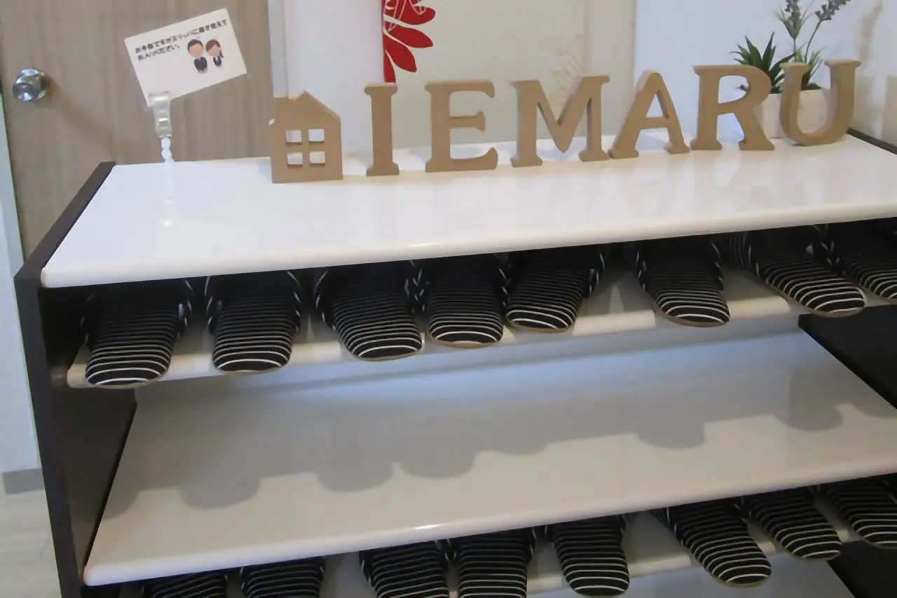 お手数ですが、スリッパに履き替えてお入りください。